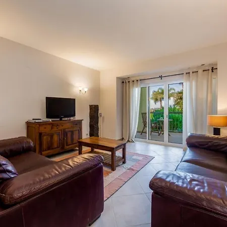 3-bedroom Ground Floor With Communal Pool In The Heart Of At07 Apartment Alvor