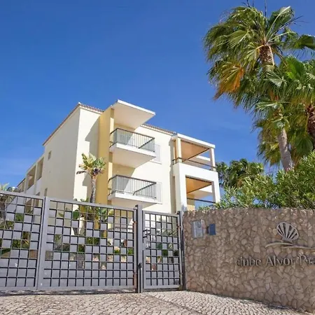 3-bedroom Ground Floor With Communal Pool In The Heart Of At07 * Alvor