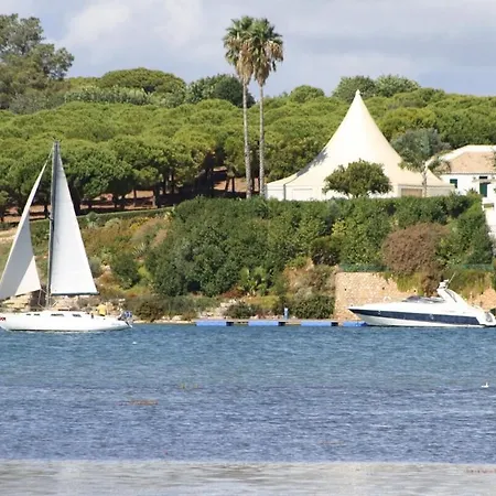 3-bedroom Ground Floor With Communal Pool In The Heart Of At07 Alvor